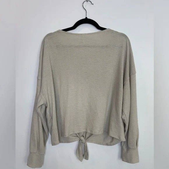 H&M light beige dolmen sleeve tie front top size medium - Picture 6 of 6
